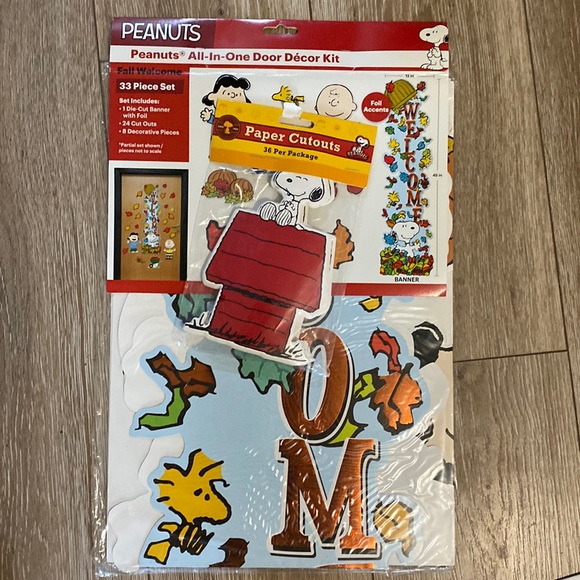 Peanuts Snoopy Charlie Brown Classroom Decorations and 36 Snoopy House Cutouts - Picture 1 of 7